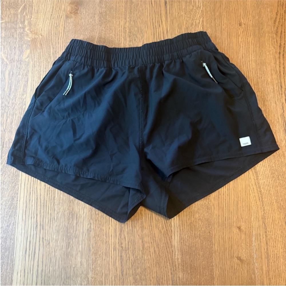 Vuori Black Dash Performance Short - Picture 4 of 12